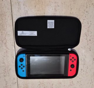 Nintendo Switch con maletín y juego