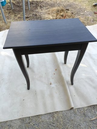 Mesa de madera oscura