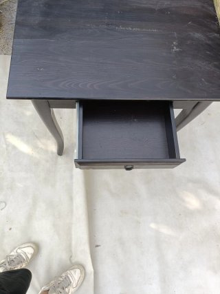 Mesa de madera oscura