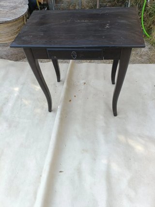 Mesa de madera oscura