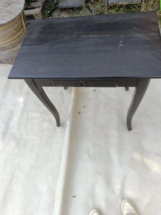 Mesa de madera oscura