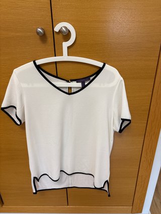 Camisa blanca Violeta con ribete negro