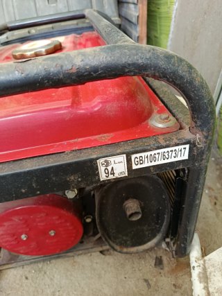 Generador Eléctrico Rojo
