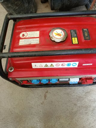 Generador Eléctrico Rojo