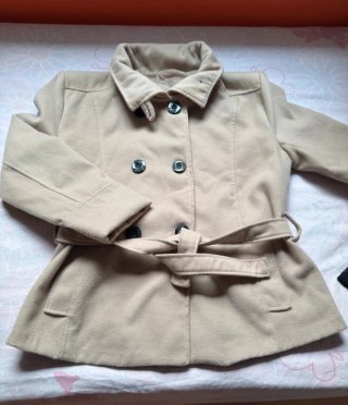 Abrigo beige con cinturón