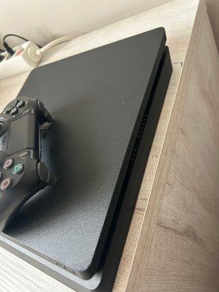 PS4 Slim 1TB (PlayStation 4)