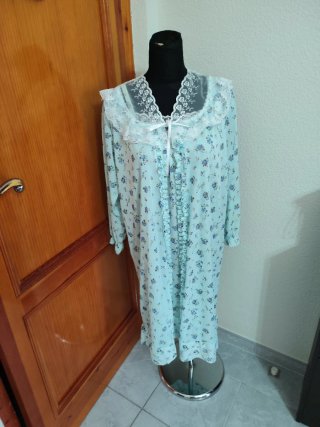 Salto de cama estampado con encaje