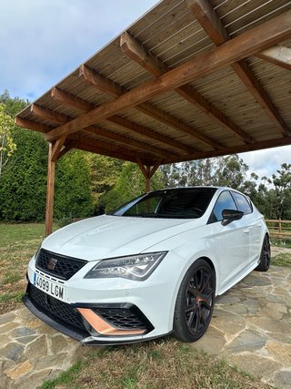 SEAT Leon cupra white carbon