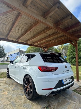 SEAT Leon cupra white carbon