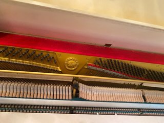 Piano Vertical Acústico Yamaha Marfil