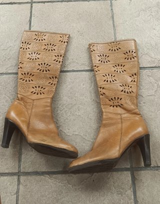Botas Altas de Piel Troquelada