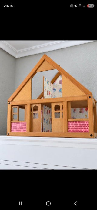 Casita de Muñecas de Madera