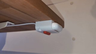 Soporte de carga para AirPods Pro bajo mesa