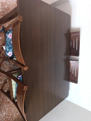 Mesa de comedor de madera.