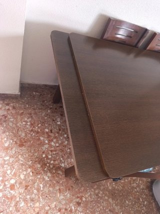 Mesa de comedor de madera.