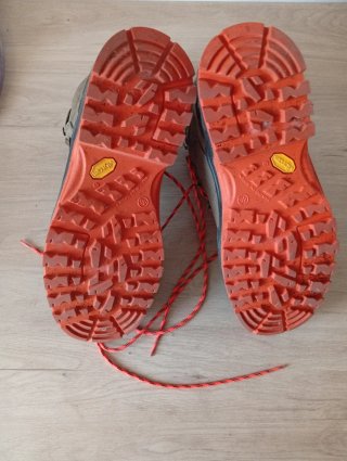 Botas de montaña Gore-Tex marrones y naranjas