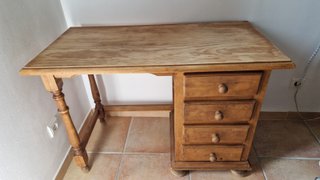 Escritorio de madera con cajones