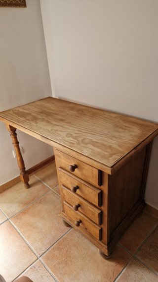 Escritorio de madera con cajones
