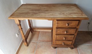 Escritorio de madera con cajones