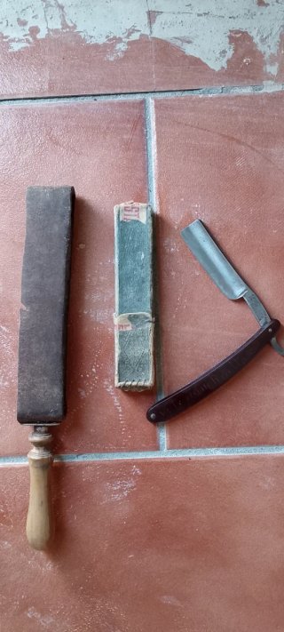 Navaja de afeitar antigua + piedra de afilar