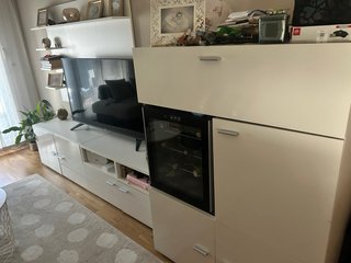 Mueble de salón blanco y vinoteca
