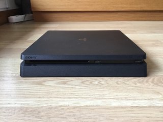 PS4 1TB FIFA 19 + 2 Mandos