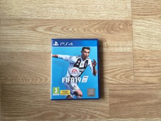 PS4 1TB FIFA 19 + 2 Mandos
