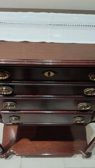 Mueble de madera con cajones,
