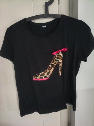 Camiseta negra con estampado de tacón animal print