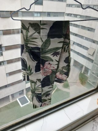 Pantalón pitillo Stradivarius estampado floral