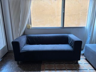 Sofá de dos plazas azul