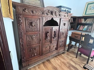 Mueble de madera rústico tallado