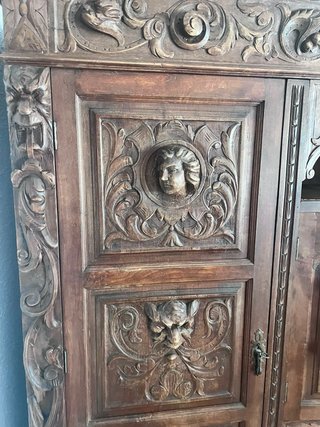 Mueble de madera rústico tallado