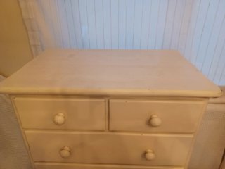 Cómoda de madera blanca