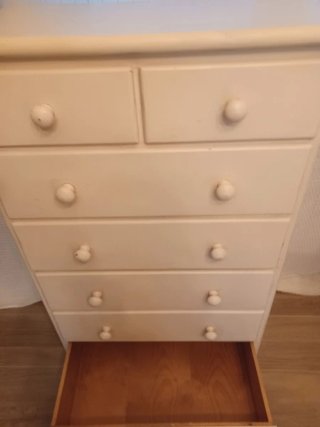 Cómoda de madera blanca