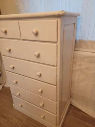 Cómoda de madera blanca