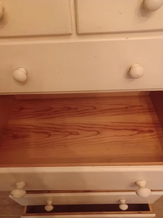Cómoda de madera blanca