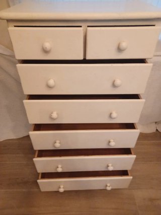 Cómoda de madera blanca
