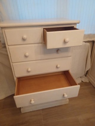 Cómoda de madera blanca