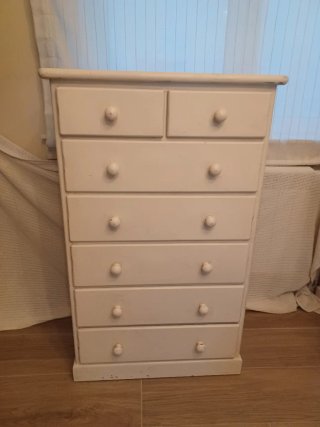 Cómoda de madera blanca