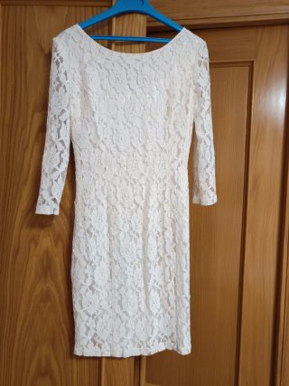 Vestido evento de encaje color crema.