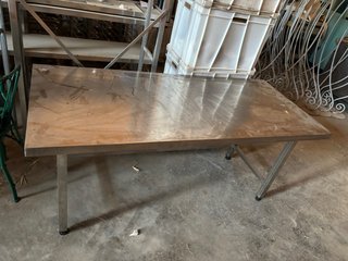 Mesa de acero inoxidable