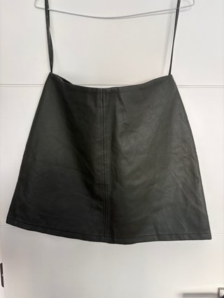 Falda corta polipiel verde Nueva sin estrenar