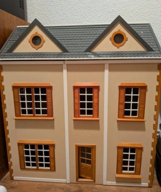 Casa de muñecas de madera