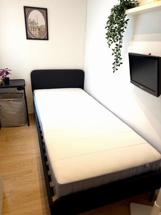 Cama Individual IKEA + Colchón. Mesa y TV gratis