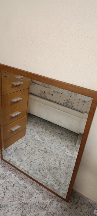 Espejo de madera marrón