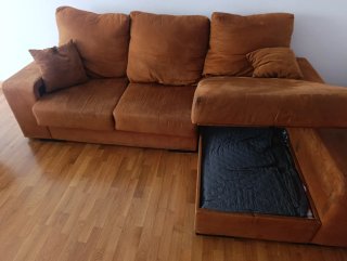 Sofá de tres plazas con cheslong