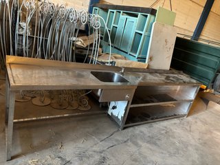Mesa de acero inoxidable con fregadero