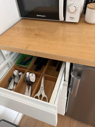 Mueble cocina Ikea con frigorífico y microondas