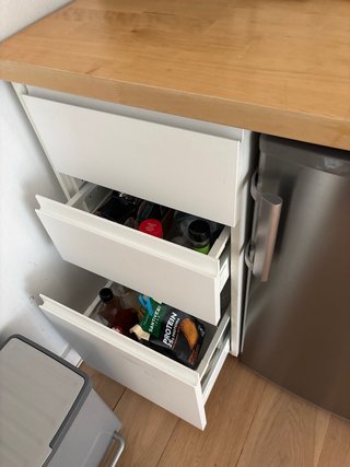 Mueble cocina Ikea con frigorífico y microondas